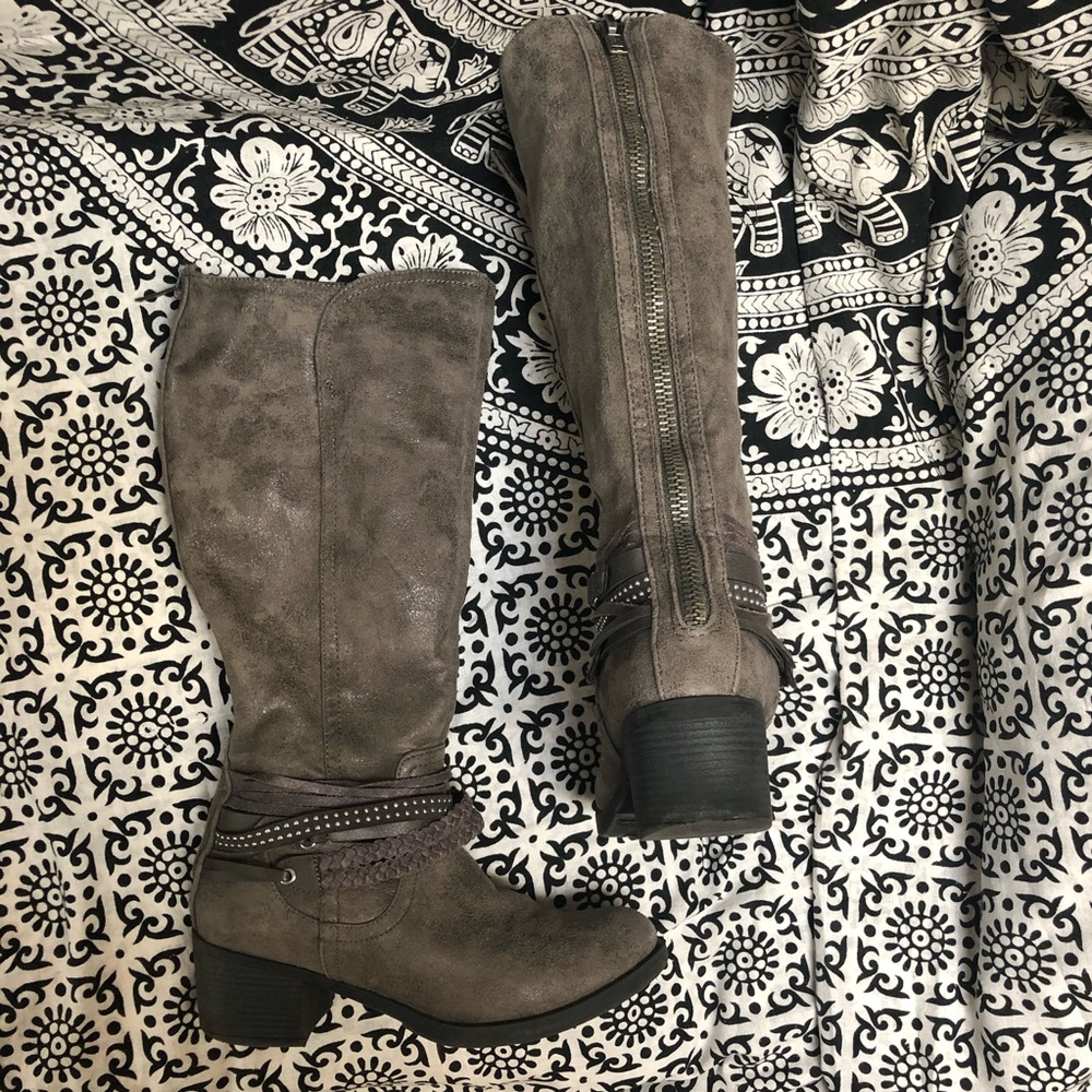 Grey boots